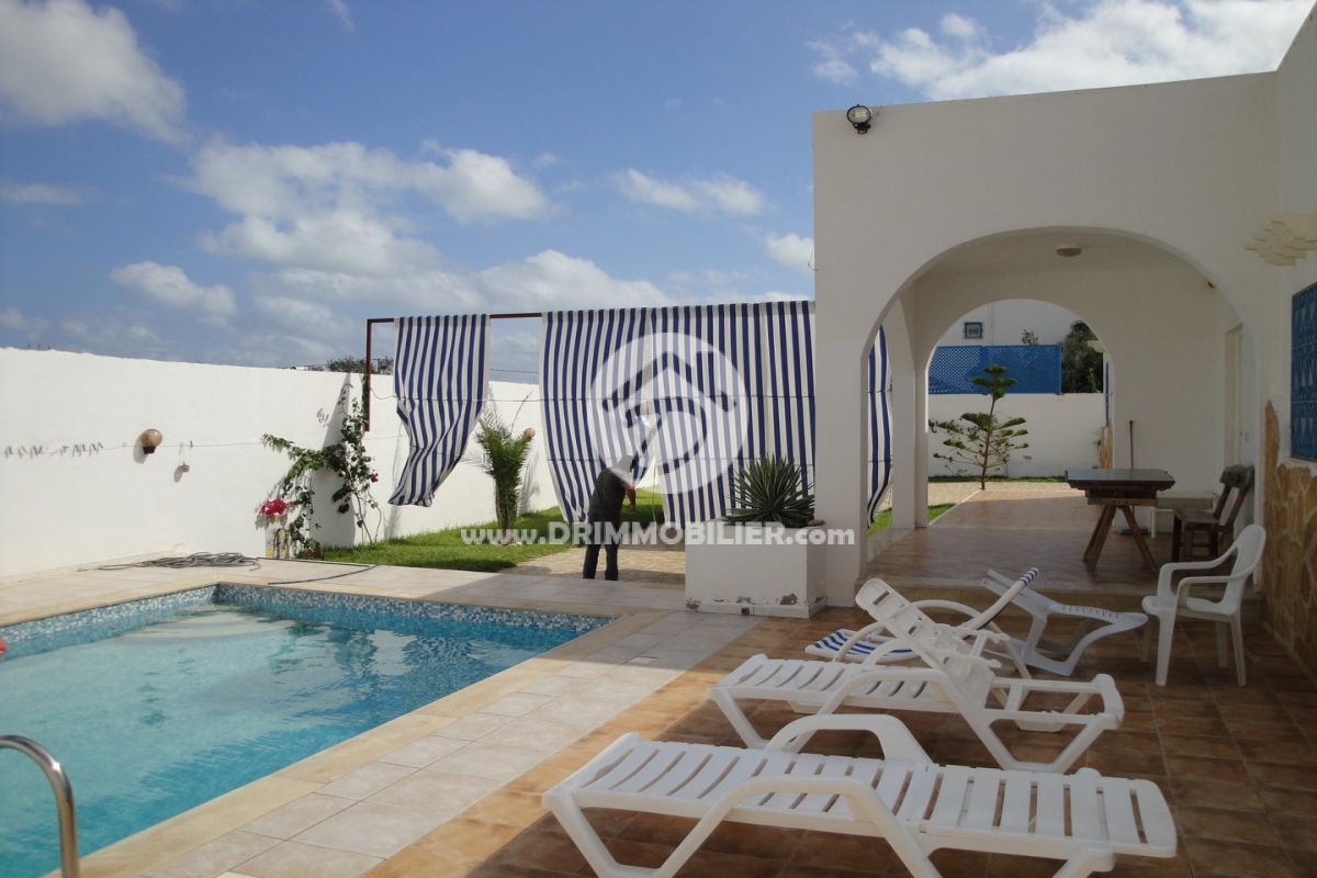 L 70 -                            بيع
                           Villa avec piscine Djerba